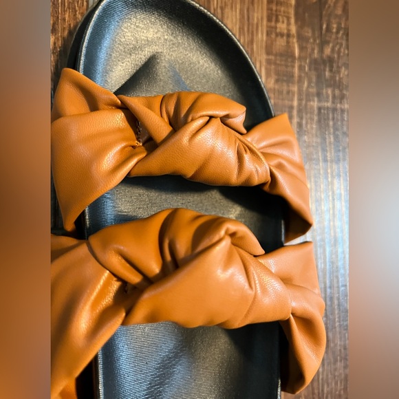 NWT (no box) Catherine Malandrino slides. Size 8. - Picture 4 of 5